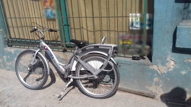 25-latek jechał rowerem pozbawionym koszyka i panelu reklamowego, czym zwrócił uwagę strażników.