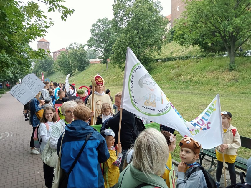 Kraków. Ulicami miasta przeszła parada szkolnych patronów