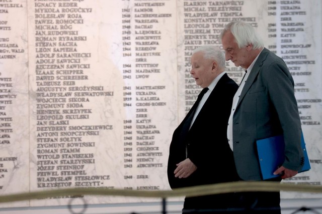 Liderzy Zjednoczonej Prawicy, która prowadzi w sondażu - prezes PiS Jarosław Kaczyński i szef parlamentarnego klubu PiS Ryszard Terlecki