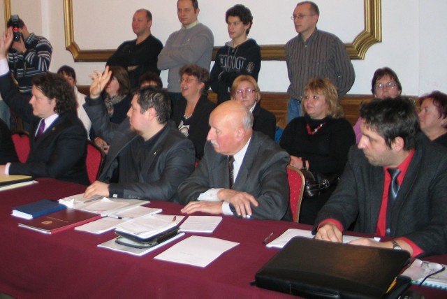 Na przełomie stycznia i lutego miejsce Tomasza Pawlika (pierwszy z prawej) zajmie Marek Gosztyła,  który już pełnił mandat radnego Tarnobrzega.
