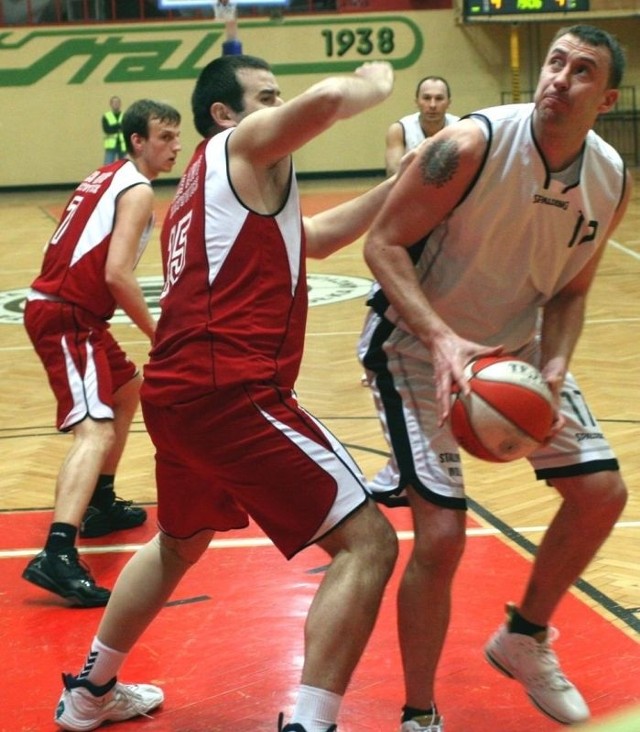 Tomasz Andrzejewski (z piłką) będzie w kolejnym sezonie grał w Stali Stalowa Wola.