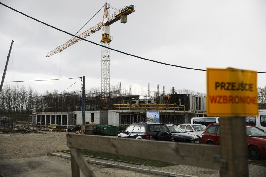 Kraków. Szkoła na osiedlu Kliny pnie się w górę. Obok powstanie boisko sportowe [ZDJĘCIA]