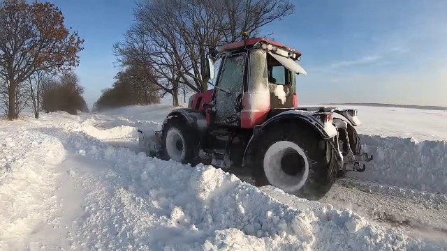 Podczas pierwszego ataku zimy w tym sezonie, w grudniu 2022 r., kłopoty mieli przede wszystkim kierowcy. Na zdjęciu zasypana śniegiem droga powiatowa między Strzelcami Opolskimi a Porębą.