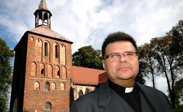 ks. Piotr Niedźwiadek, nowy proboszcz parafii Wniebowstąpienia Pańskiego przed kościołem filialnym w Czerninie.