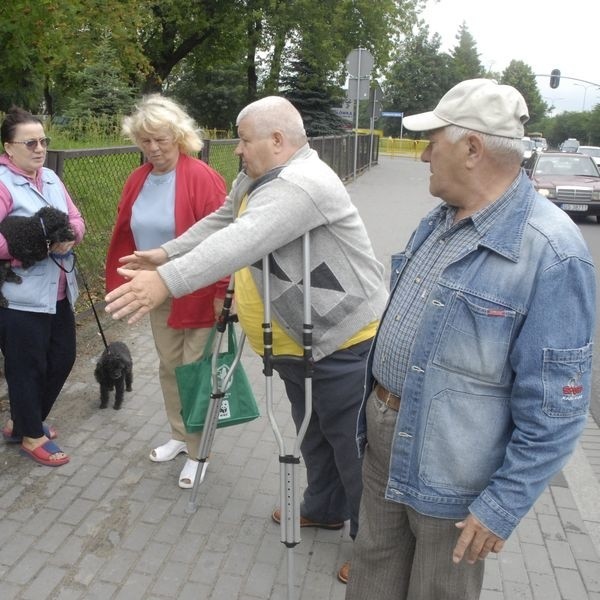 Mieszkańcy Zatorza w miejscu, gdzie chcieliby, aby powstał przystanek.