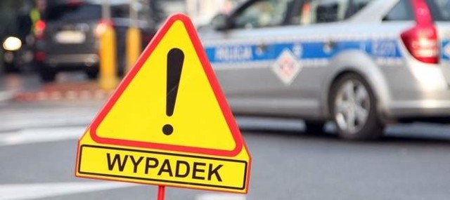 Na skrzyżowaniu ul. Gorzowskiej z ul. Mickiewicza w Kostrzynie nad Odrą motocyklista potrącił pieszego na przejściu dla pieszych.