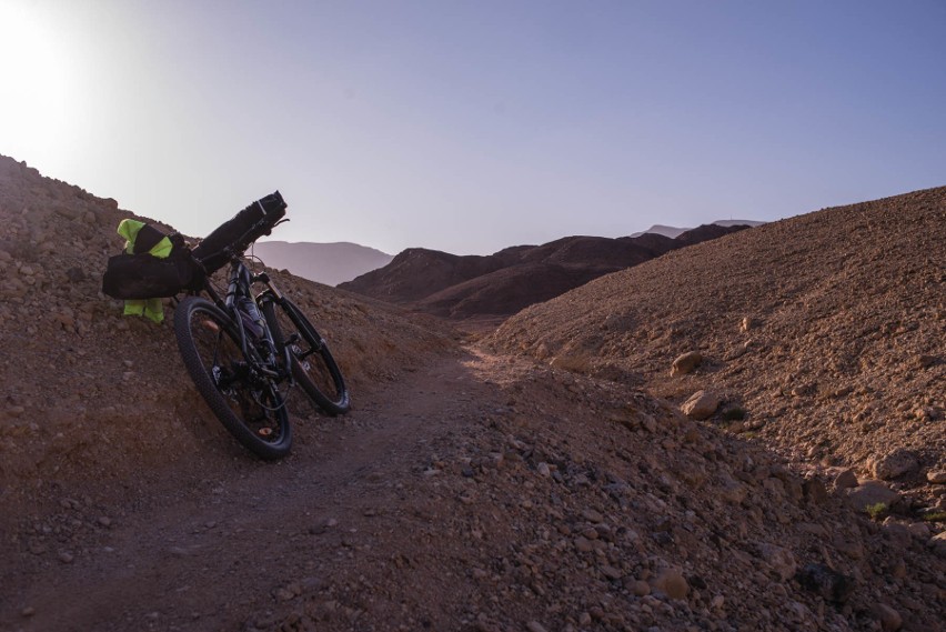 Robert Kumor z Piasecznej Górki pokonał pustynię w Izraelu na rowerze. „Córka bała się, że dopadną mnie węże i skorpiony”  [WIDEO, ZDJĘCIA]