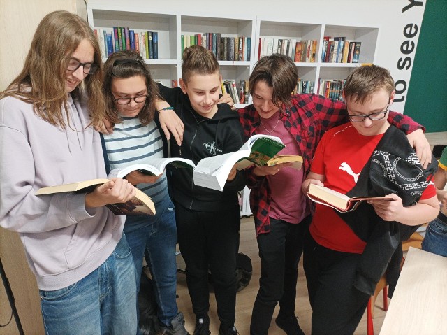 Uczniowie II LO w Koszalinie wzięli udział w międzynarodowej akcji pn. Przerwa na czytanie.