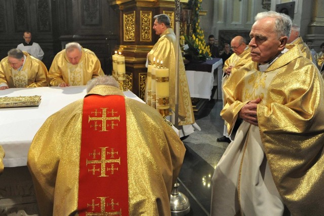 Podczas wielkoczwartkowej eucharystii kapłani odnawiają przyrzeczenia złożone w dniu swoich święceń.
