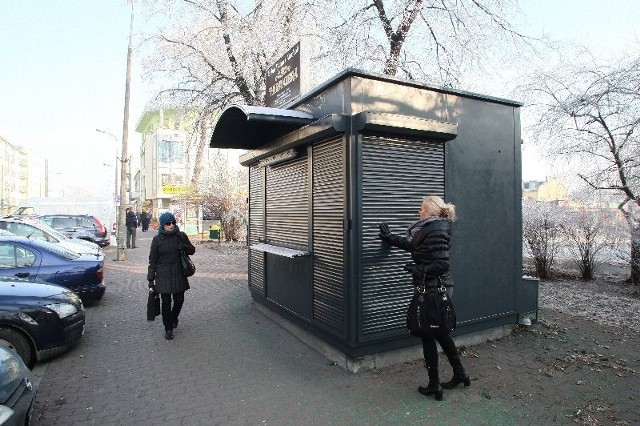 Zamknięty jeszcze kiosk w nowych barwach przy ulicy Paderewskiego w Kielcach