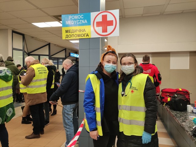 Pomocy medycznej udzieliły doktor Kamila Jakubiak i pielęgniarka Agnieszka Margol-Lis między innymi na dworcu kolejowym w Chełmie.