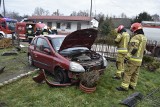 Dramatyczny wypadek w Bielczy. Kierowca osobowego renault zjechał z drogi i uderzył w ogrodzenie. Ratownicy prowadzili reanimację 75-latka