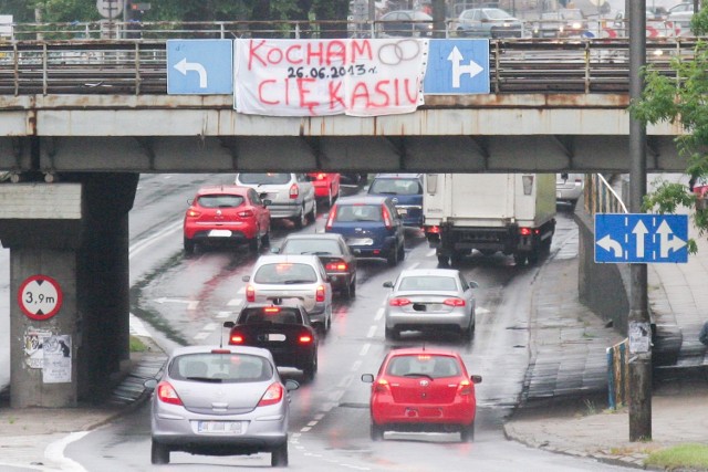 Nietypowe wyznanie miłości na wiadukcie w Słupsku.