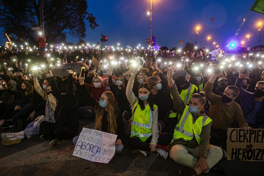 Strajk kobiet na ulicach Krakowa. Protesty sparaliżowały całe miasto. "Nie mamy nic do stracenia!" [ZDJĘCIA]