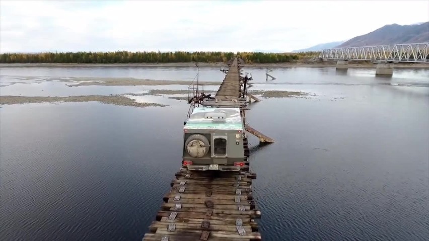 Najstraszniejszy most świata? Niezwykła przeprawa przez rzekę na Syberii