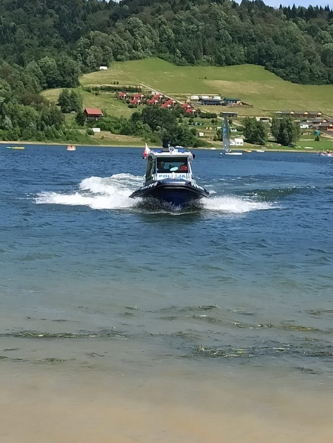 Policjanci z patrolu wodnego czuwają nad bezpieczeństwem na...