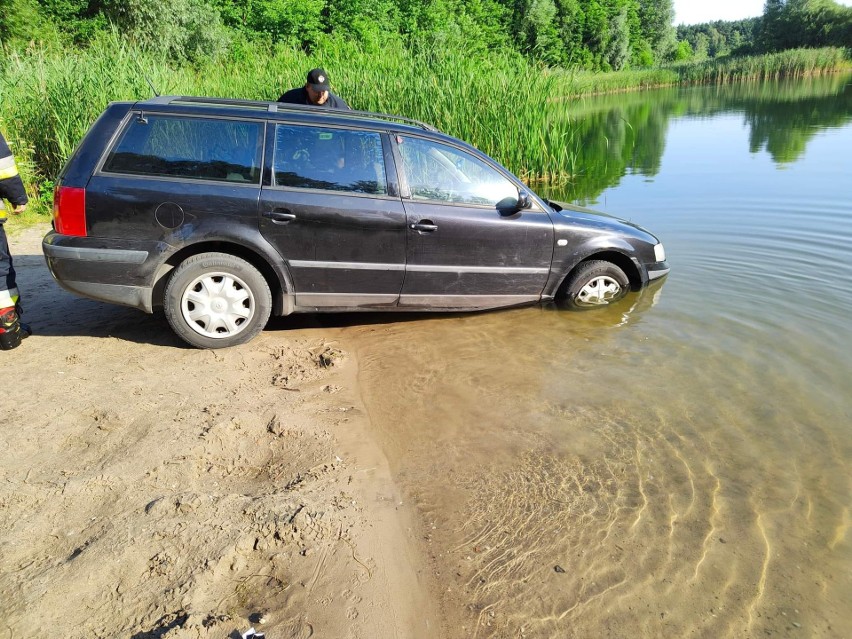 Policja poszukuje "autora" tego parkowania nad jeziorem w...