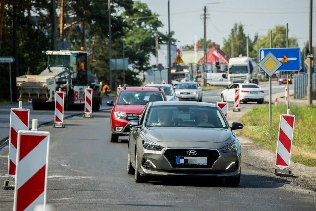 Utrudnienia na drodze wojewódzkiej 223 Bydgoszcz - Białe Błota potrwają do 19 sierpnia - prace będą prowadzone w godz. 6-19. Trzeba liczyć się z korkami.
