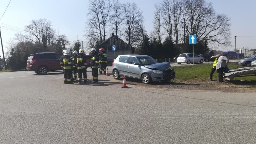 Krzyszkowice, Trzebunia. Groźne zdarzenia na drogach. Jeden poszkodowany w stanie ciężkim zabrany do szpitala