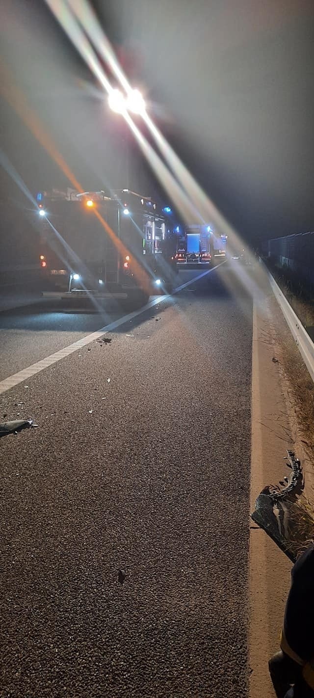 Wypadek trzech samochodów na autostradzie A4 między Tarnowem a Dębicą. Interweniowały służby ratunkowe z dwóch powiatów [ZDJĘCIA]