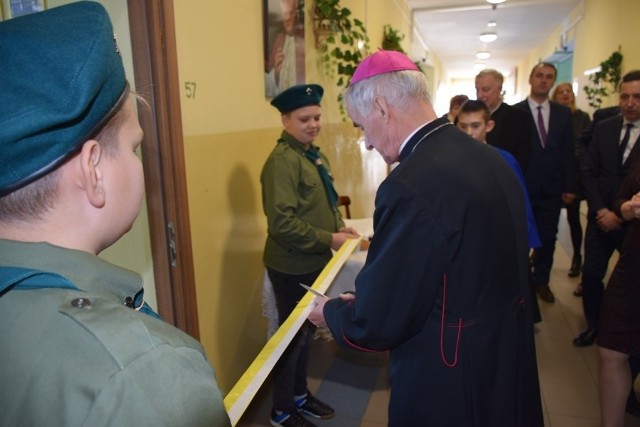 Ksiądz biskup Marian Florczyk otwiera Szkolną Izbę Pamięci patrona szkoły świętego Jana Pawła II.