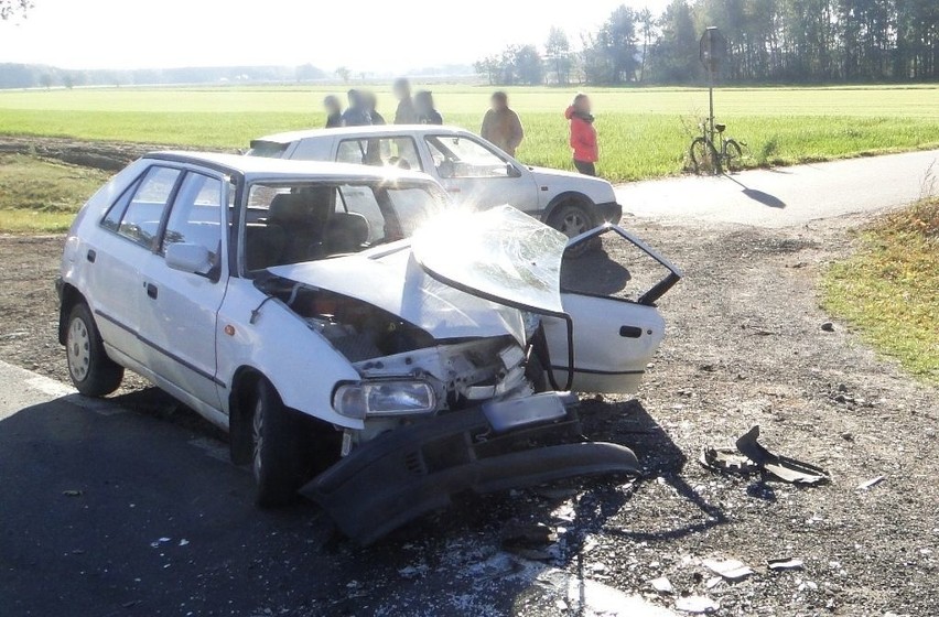 W zdarzeniu brały udział trzy samochody osobowe: volkswagen...