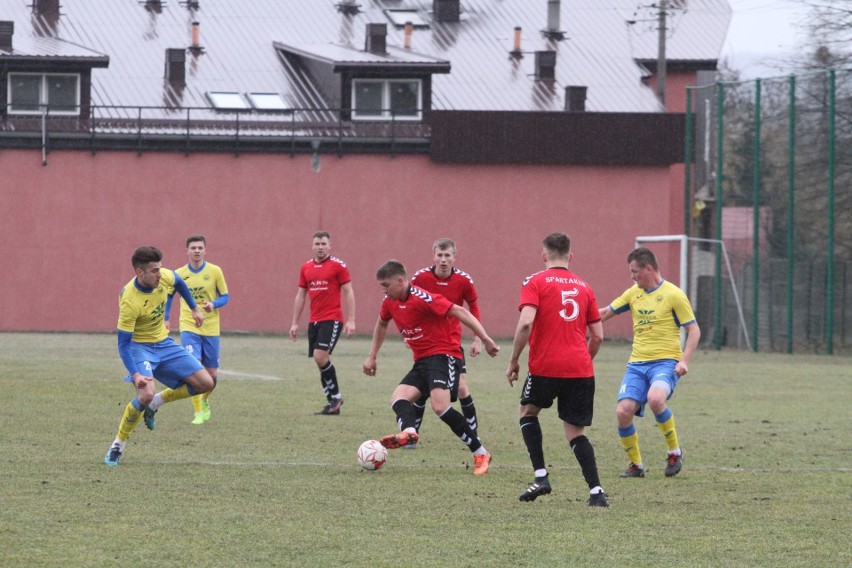 Trzecia liga. Ciekawy mecz w Daleszycach. Spartakus przegrał z Hutnikiem Kraków 0:1 [DUŻO ZDJĘĆ, WIDEO]