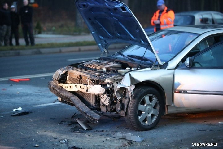 Wypadek na drodze krajowej 77. W zderzeniu trzech samochodów dwie osoby zostały ranne (ZDJĘCIA)