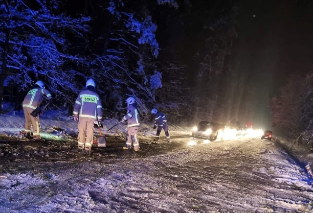 Interwencja strażaków ze Skaryszewa do usuwania gałęzi w Antoniowie i Budkach Skaryszewskich.