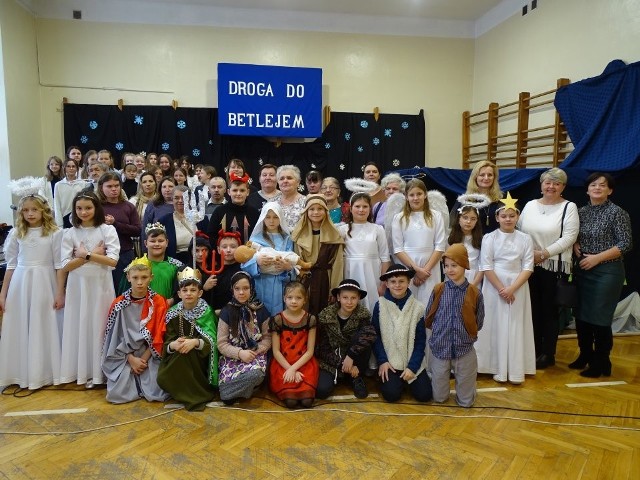 Dzieci zaprezentowały jasełka w szkole w Odrzywole dla przybyłych gości.