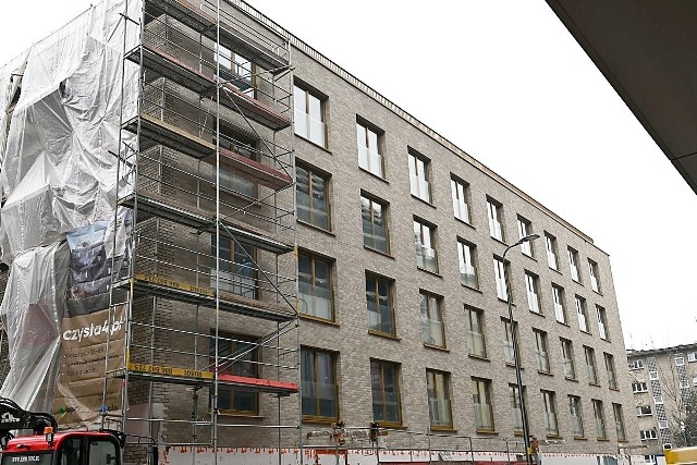 Budowa apartamentowca na ul. Czystej we Wrocławiu nabiera tempa! Właśnie odsłonięto elewację budynku, zobacz, jak wygląda.