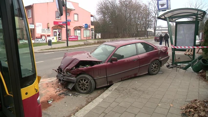 Pijany kierowca BMW uderzył w forda, przystanek i czołowo w autobus MPK! [FILM]