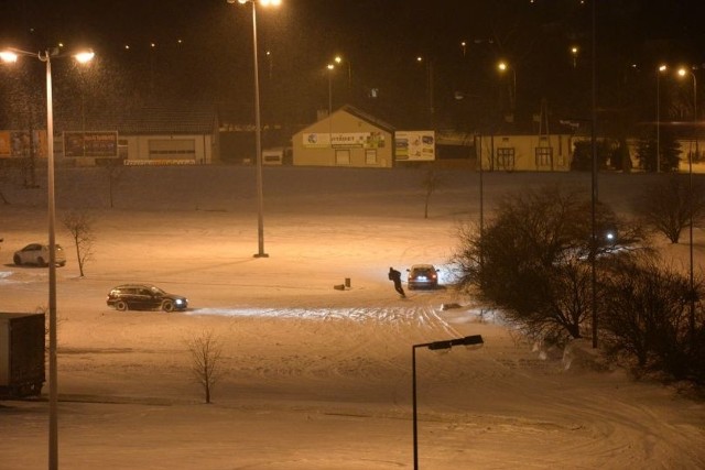 W nocy z piątku na sobotę na parkingu Tesco na Widzewie pojawiła się grupa drifterów, która wykorzystując warunki pogodowe, urządziła sobie jazdę samochodami w poślizgu. Wśród nich był jeden amator prawdziwego szaleństwa...