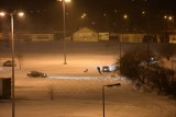 Śnieżyca w Łodzi. Samochodem na lince ciągnął snowboardzistę...! Nocne zabawy na parkingu Tesco na Widzewie [zdjęcia, FILM]