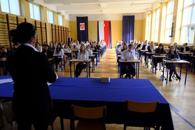 Dzisiaj uczniowie piszą egzamin z języka polskiego.