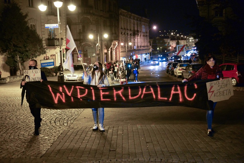 Strajk Kobiet w Przemyślu. Ulicami miasta przeszedł marsz światła [ZDJĘCIA]