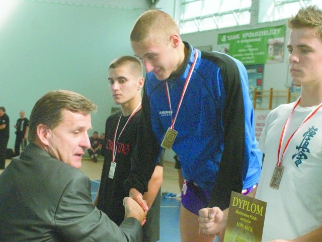 (odbiera gratulacje od burmistrza Skarżyska) jest aktualnym mistrzem Polski juniorów w aż czterech różnych odmianach kick boxingu.
