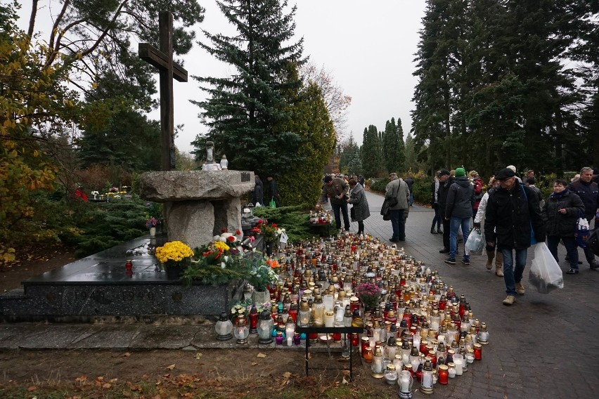 Wszystkich Świętych 2016 w Poznaniu: Tłumy poznaniaków...