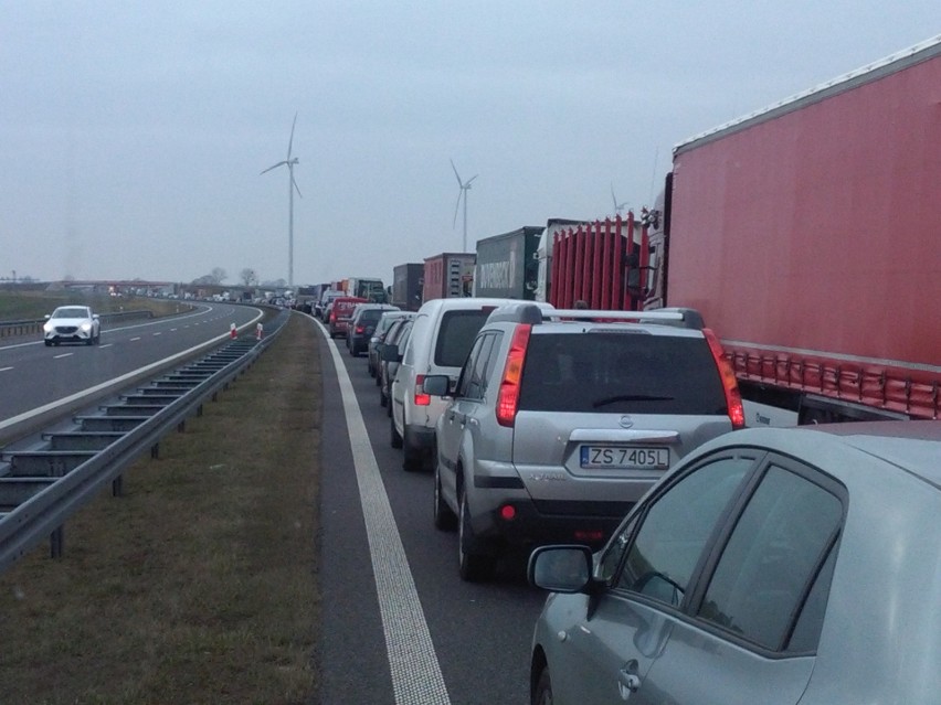 Droga S3 do Szczecina zablokowana. Samochód zderzył się z busem