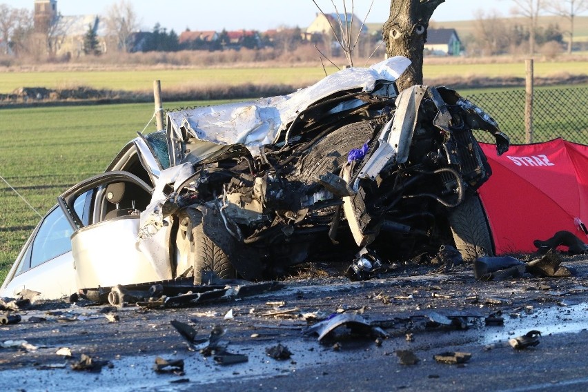 Śmiertelny wypadek na drodze nr 8 pod Wrocławiem. Tir zderzył się z samochodem osobowym