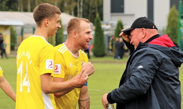 W trzecioligowym meczu Czarni Połaniec pokonali Unię Tarnów, zdobywając bardzo ważne punkty.   Czarni Połaniec - Unia Tarnów 2:1 (0:0)Bramki: Adrian Gębalski 70, 86 - Artur Biały 61.Czarni: Siryk - Misztal, Bakowski (46. Hul), Woś, Bażant - Krępa, Wątróbski (82. Bawor), Ferens (65. Mucha), Kramarz (55. Banik), Gębalski Ż - Kron (65. Smoleń Ż).Sędziował: Michał Ficiński z Sosnowca.-Nie potrafimy dobrze zacząć meczu u siebie, wyjść na prowadzenie i kontrolować przebieg spotkania. Musi być dramaturgia. Znowu przegrywaliśmy, ale podnieśliśmy się, dwie bardzo ładne bramki zdobył Adrian Gębalski. Bardzo cieszymy się z tego zwycięstwa, dla nas każdy punkt jest niezwykle ważny - powiedział Mateusz Sobierajski, kierownik drużyny Czarnych.Pierwszą bramkę Adrian Gębalski zdobył w 70 minucie. Po dośrodkowaniu przyjął piłkę na 15 metrze i uderzył z półobrotu. W 86 minucie zacentrował Kamil Hul, do piłki najwyżej wyskoczył Gębalski i strzałem głową z siedmiu metrów umieścił futbolówkę w siatce. Z drugiej połowy warto odnotować jeszcze jedną okazję - Tomasz Mucha trafił w słupek, dobitka Gębalskiego też była w słupek. Goście też raz poważnie zagrozili bramce Czarnych, ale dwa razy Tomasz Siryk popisał się świetnymi interwencjami.Galeria zdjęć z meczu na kolejnych slajdach>>>