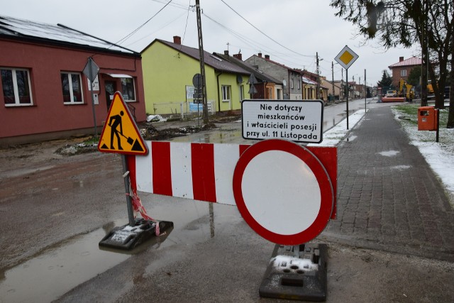 W związku z frezowaniem nawierzchni drogi na ulicy 11 Listopada od Rynku do skrętu na ulicę Miodową, w miejscowości Koprzywnica, wystąpiły utrudnienia w ruchu drogowym.