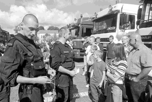 Kierowcy TIR-ów chcieli klaksonami pogratulować młodej parze. Nic z tego. Funkcjonariusze zadbali o to, by poziom decybeli nie drażnił niczyich uszu.