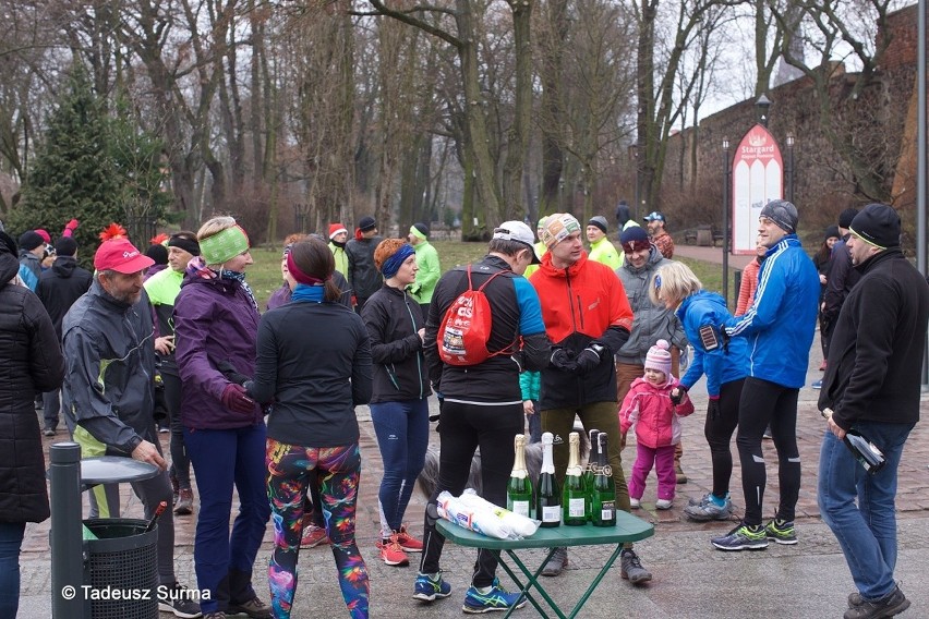 Stargardzcy biegacze tradycyjnie biegali po parkach w południe Nowego Roku [zdjęcia]