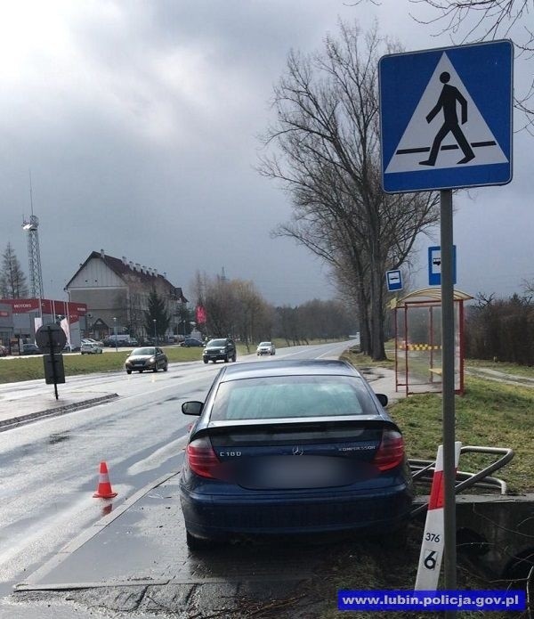 Wjechał w barierki na przejściu dla pieszych. Kobieta w szpitalu