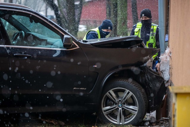 Białystok. Groźny wypadek na ulicy Żabiej. 78-letni kierowca BMW zjechał na chodnik i potrącił dwie osoby