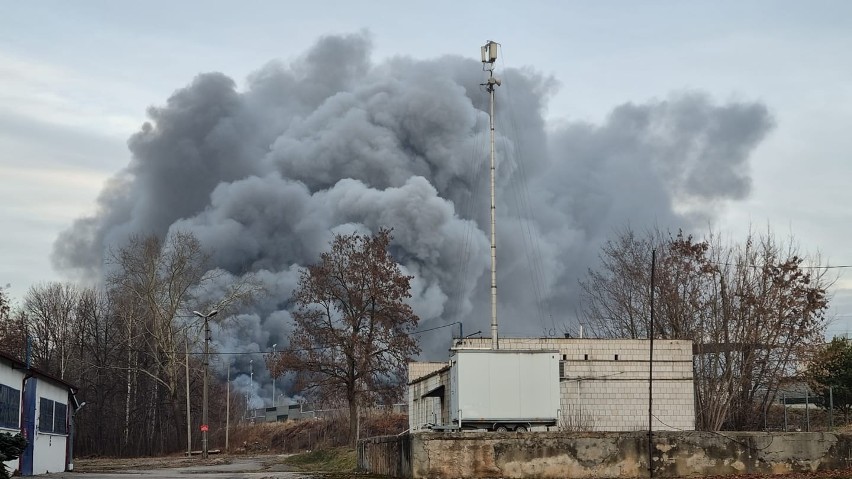 Wielki pożar fabryki Cersanit był widoczny w całych Starachowicach. Zobacz  zdjęcia naszych Czytelników | Echo Dnia Świętokrzyskie