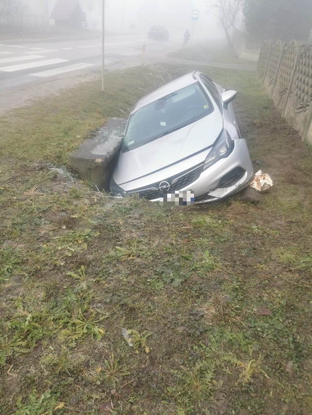 Wypadek pod Łagowem: po uderzeniu w busa, opel się odbił i wylądował w rowie.