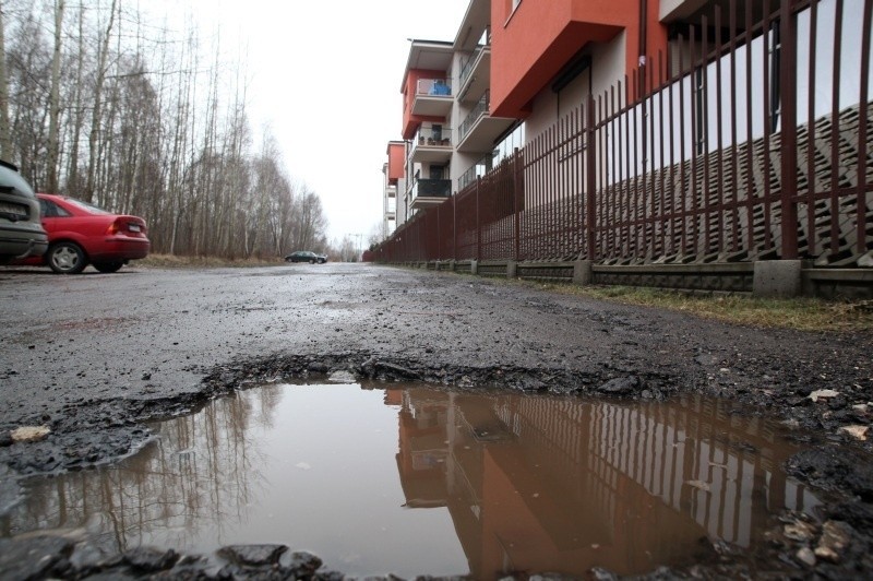 700 dziur na ul. Lotnej. Nawet pizzy nie chcą dowieźć...