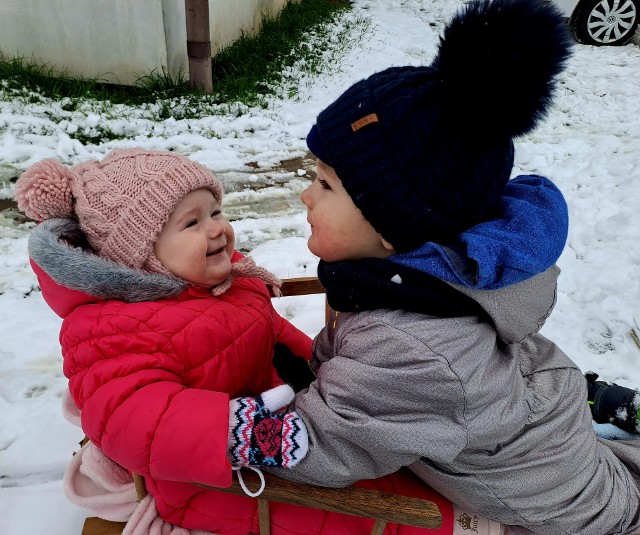 Gabryś Sikora ma dwa latka i mieszka w miejscowości Gózd wraz ze swoją wspaniałą rodziną: mamą Moniką, tatą Grzegorzem oraz młodszą siostrzyczką Anielką